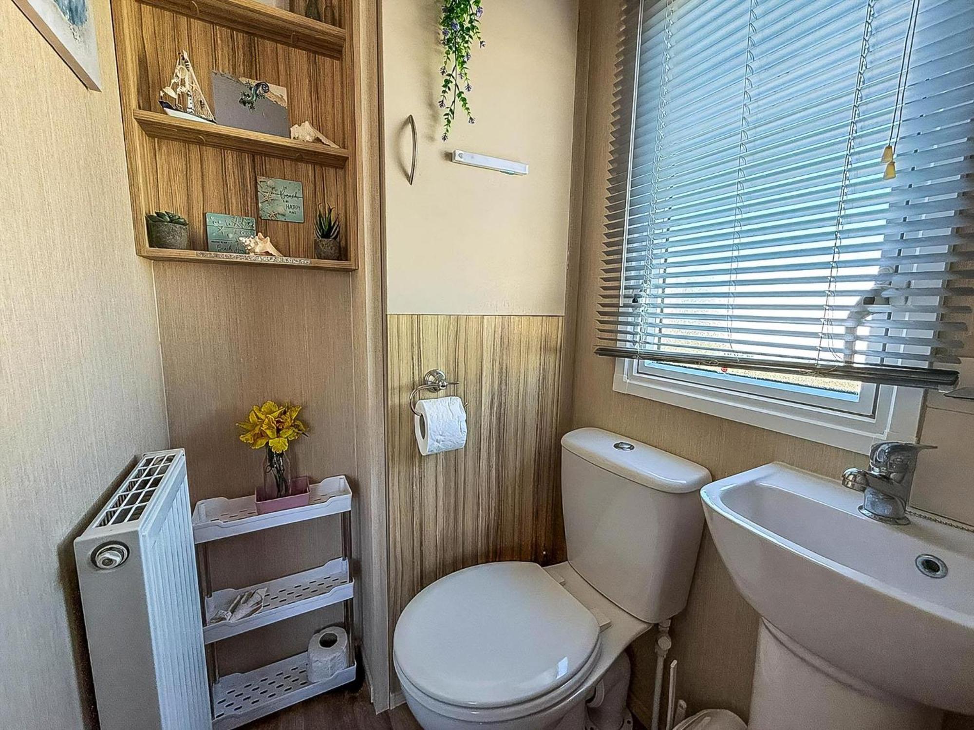 Lovely 6 Berth Caravan With Decking To The Side In Heacham Ref 21040E Bagian luar foto