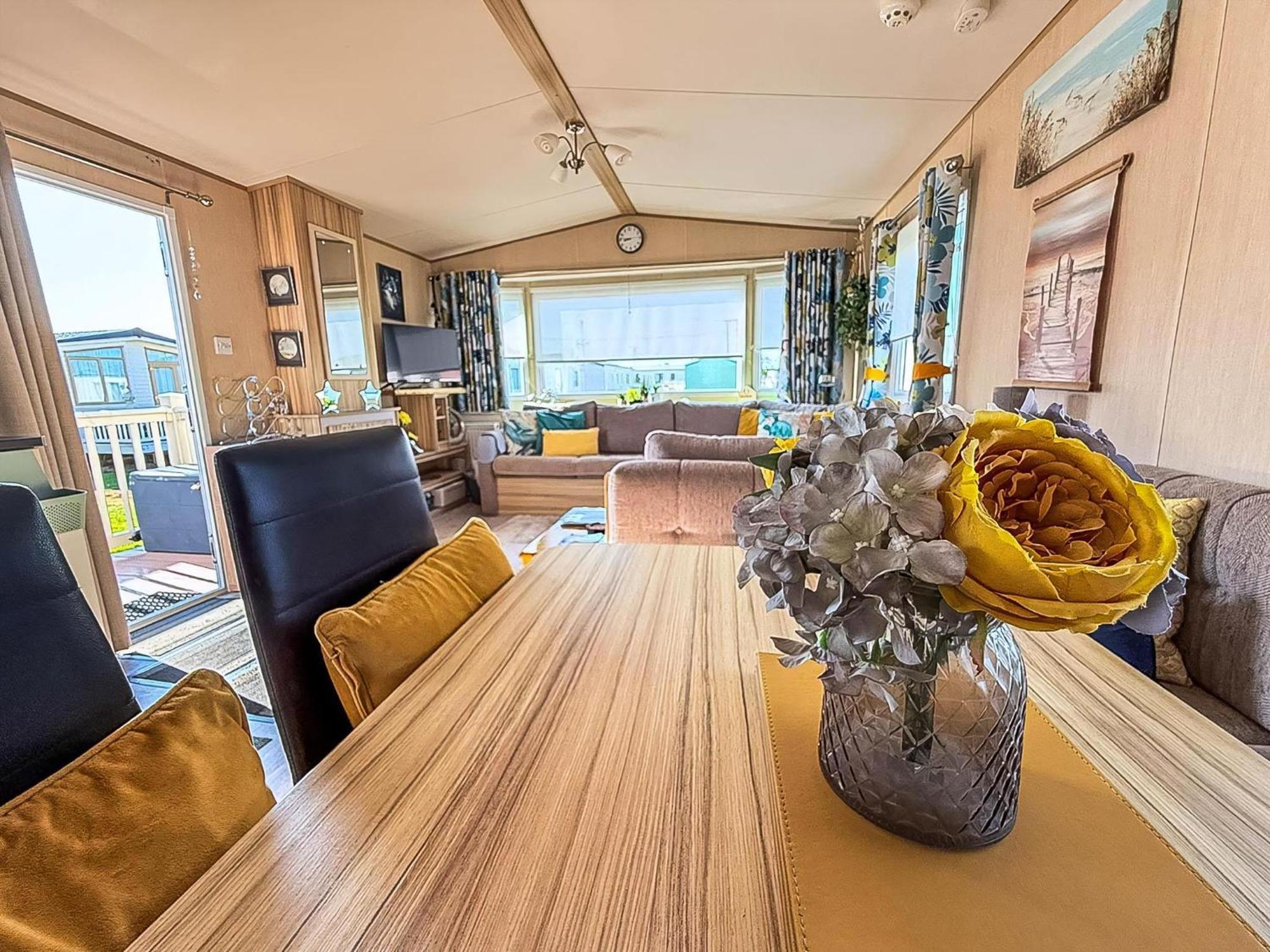 Lovely 6 Berth Caravan With Decking To The Side In Heacham Ref 21040E Bagian luar foto