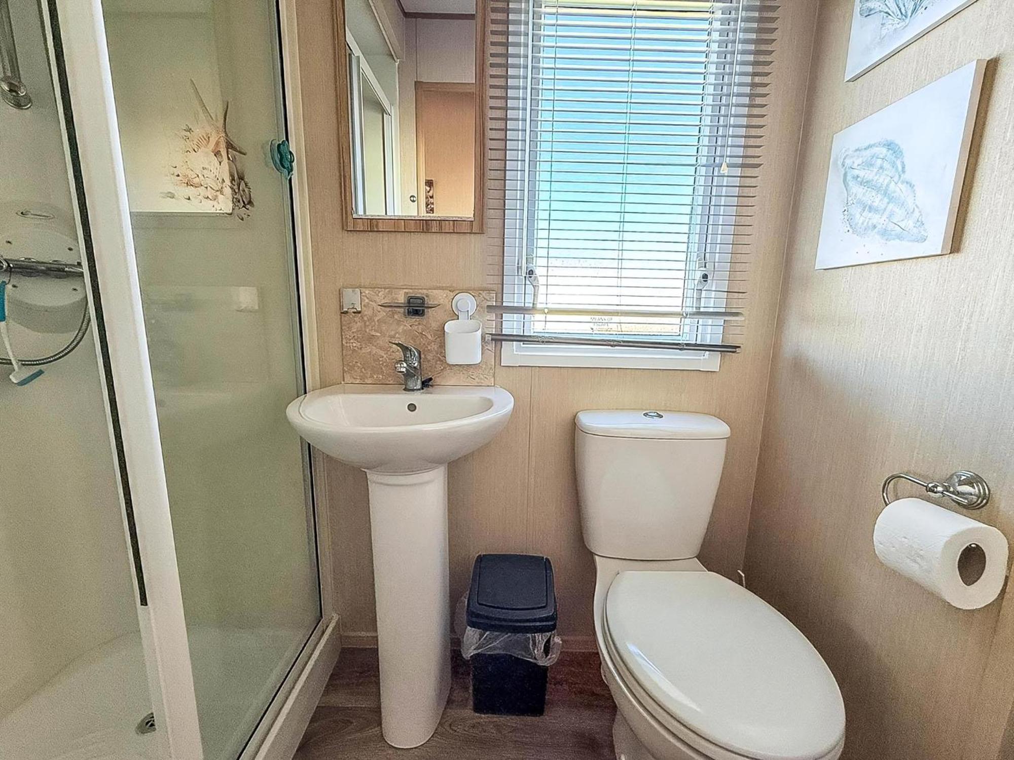 Lovely 6 Berth Caravan With Decking To The Side In Heacham Ref 21040E Bagian luar foto